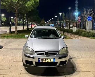 Vooraanzicht van een huurauto Volkswagen Golf 5 in Tirana, Albanië ✓ Auto #16442. ✓ Transmissie Handmatig TM ✓ 0 beoordelingen.