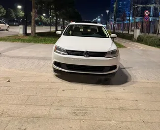 Vooraanzicht van een huurauto Volkswagen Jetta in Tirana, Albanië ✓ Auto #16441. ✓ Transmissie Automatisch TM ✓ 0 beoordelingen.