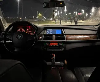BMW X5 2013 beschikbaar voor verhuur in Tirana, met een kilometerlimiet van onbeperkt.