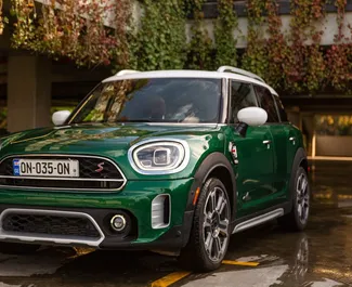 Vooraanzicht van een huurauto Mini Countryman Cooper S in Tbilisi, Georgië ✓ Auto #16362. ✓ Transmissie Automatisch TM ✓ 0 beoordelingen.