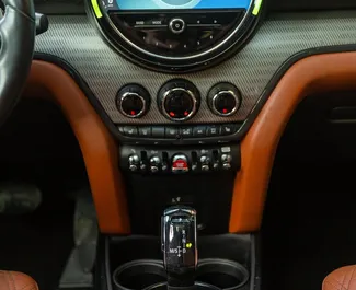 Interieur van Mini Countryman Cooper S te huur in Georgië. Een geweldige auto met 5 zitplaatsen en een Automatisch transmissie.