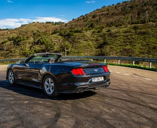 Benzine motor van 2,3L van Ford Mustang Cabrio 2018 te huur in Tbilisi.