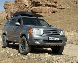 Vooraanzicht van een huurauto Toyota Sequoia I in Bishkek, Kirgizië ✓ Auto #16337. ✓ Transmissie Automatisch TM ✓ 0 beoordelingen.