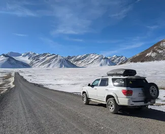 Vooraanzicht van een huurauto Toyota Sequoia I in Bishkek, Kirgizië ✓ Auto #16332. ✓ Transmissie Automatisch TM ✓ 0 beoordelingen.