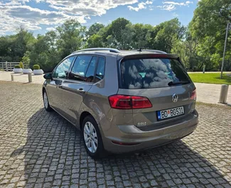 Interieur van Volkswagen Golf Sportsvan te huur in Montenegro. Een geweldige auto met 5 zitplaatsen en een Automatisch transmissie.
