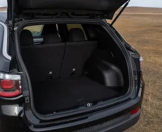 Jeep Compass 2024 beschikbaar voor verhuur in Tbilisi, met een kilometerlimiet van onbeperkt.