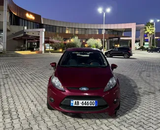 Vooraanzicht van een huurauto Ford Fiesta in Tirana, Albanië ✓ Auto #16445. ✓ Transmissie Handmatig TM ✓ 0 beoordelingen.