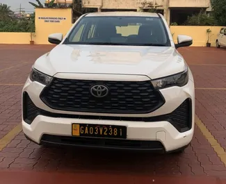 Vooraanzicht van een huurauto Toyota Innova Hycross op de luchthaven van Goa, Goa ✓ Auto #16164. ✓ Transmissie Automatisch TM ✓ 0 beoordelingen.
