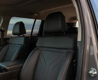 Hyundai Santa Fe 2024 beschikbaar voor verhuur in Tbilisi, met een kilometerlimiet van onbeperkt.