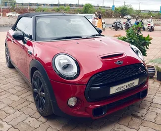 Vooraanzicht van een huurauto Mini Cooper op de luchthaven van Goa, Goa ✓ Auto #16177. ✓ Transmissie Automatisch TM ✓ 0 beoordelingen.