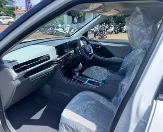 Vooraanzicht van een huurauto Toyota Innova op de luchthaven van Goa, Goa ✓ Auto #16175. ✓ Transmissie Automatisch TM ✓ 0 beoordelingen.