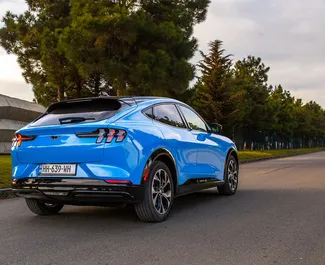 Interieur van Ford Mustang Mach E te huur in Georgië. Een geweldige auto met 5 zitplaatsen en een Automatisch transmissie.