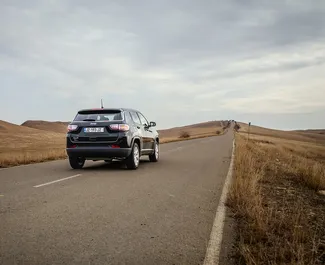 Interieur van Jeep Compass te huur in Georgië. Een geweldige auto met 5 zitplaatsen en een Automatisch transmissie.