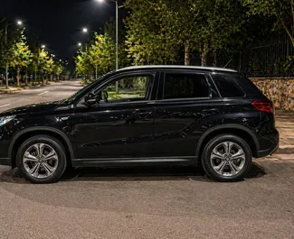 Vooraanzicht van een huurauto Suzuki Vitara op de luchthaven van Tirana, Albanië ✓ Auto #16308. ✓ Transmissie Handmatig TM ✓ 0 beoordelingen.