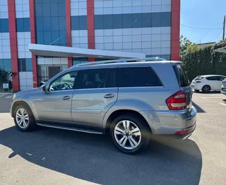 Vooraanzicht van een huurauto Mercedes-Benz GL-Class in Tirana, Albanië ✓ Auto #16439. ✓ Transmissie Automatisch TM ✓ 0 beoordelingen.