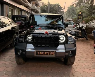 Vooraanzicht van een huurauto Mahindra Thar Roxx op de luchthaven van Goa, Goa ✓ Auto #16166. ✓ Transmissie Automatisch TM ✓ 0 beoordelingen.