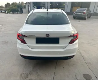Vooraanzicht van een huurauto Fiat Egea op de luchthaven van Antalya, Turkije ✓ Auto #16250. ✓ Transmissie Handmatig TM ✓ 0 beoordelingen.