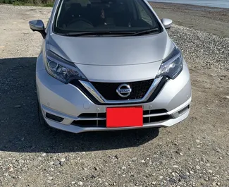 Interieur van Nissan Note te huur in Cyprus. Een geweldige auto met 5 zitplaatsen en een Automatisch transmissie.