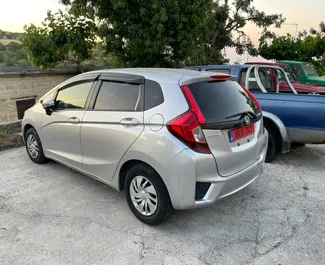 Vooraanzicht van een huurauto Honda Fit in Limassol, Cyprus ✓ Auto #16365. ✓ Transmissie Automatisch TM ✓ 0 beoordelingen.