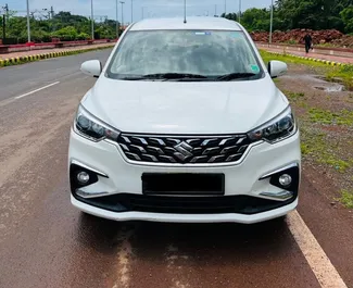 Vooraanzicht van een huurauto Suzuki Ertiga op de luchthaven van Goa, Goa ✓ Auto #16168. ✓ Transmissie Handmatig TM ✓ 0 beoordelingen.