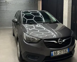 Interieur van Opel Crossland te huur in Albanië. Een geweldige auto met 5 zitplaatsen en een Automatisch transmissie.