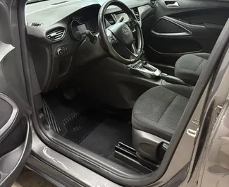 Opel Crossland 2021 beschikbaar voor verhuur op de luchthaven van Tirana, met een kilometerlimiet van onbeperkt.