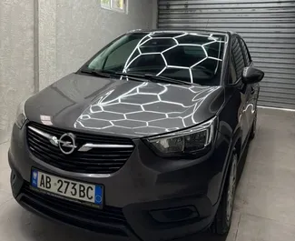 Vooraanzicht van een huurauto Opel Crossland op de luchthaven van Tirana, Albanië ✓ Auto #16266. ✓ Transmissie Automatisch TM ✓ 0 beoordelingen.