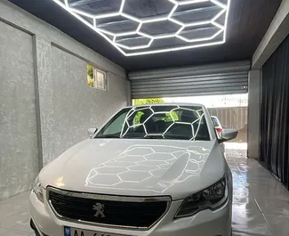 Vooraanzicht van een huurauto Peugeot 301 op de luchthaven van Tirana, Albanië ✓ Auto #13643. ✓ Transmissie Handmatig TM ✓ 0 beoordelingen.