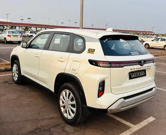 Benzine motor van 1,5L van Suzuki Grand Vitara 2025 te huur op de luchthaven van Goa.