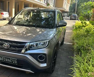 Vooraanzicht van een huurauto Toyota Urban Cruiser op de luchthaven van Goa, Goa ✓ Auto #16191. ✓ Transmissie Automatisch TM ✓ 0 beoordelingen.