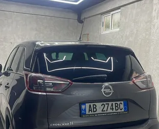 Diesel motor van 1,5L van Opel Crossland 2021 te huur op de luchthaven van Tirana.