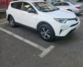Interieur van Toyota Rav4 te huur in Georgië. Een geweldige auto met 5 zitplaatsen en een Automatisch transmissie.