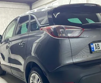 Interieur van Opel Crossland te huur in Albanië. Een geweldige auto met 5 zitplaatsen en een Automatisch transmissie.