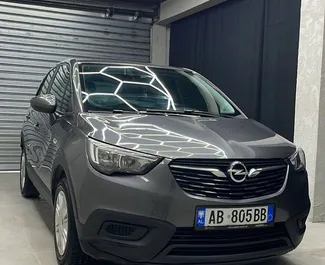 Vooraanzicht van een huurauto Opel Crossland op de luchthaven van Tirana, Albanië ✓ Auto #16265. ✓ Transmissie Automatisch TM ✓ 0 beoordelingen.