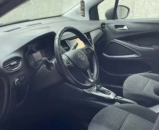 Interieur van Opel Crossland te huur in Albanië. Een geweldige auto met 5 zitplaatsen en een Automatisch transmissie.