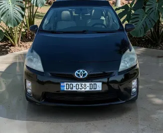 Vooraanzicht van een huurauto Toyota Prius in Batumi, Georgië ✓ Auto #16347. ✓ Transmissie Automatisch TM ✓ 0 beoordelingen.