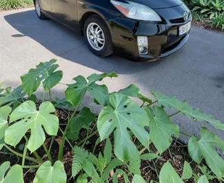 Hybride motor van 1,8L van Toyota Prius 2012 te huur in Batumi.