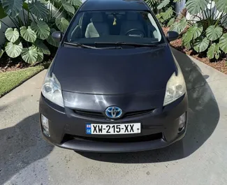 Vooraanzicht van een huurauto Toyota Prius in Batumi, Georgië ✓ Auto #16346. ✓ Transmissie Automatisch TM ✓ 0 beoordelingen.