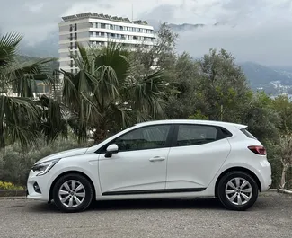 Vooraanzicht van een huurauto Renault Clio 5 in Becici, Montenegro ✓ Auto #16382. ✓ Transmissie Automatisch TM ✓ 0 beoordelingen.