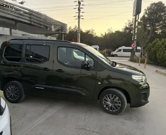 Diesel motor van 1,5L van Citroen Berlingo 2026 te huur op de luchthaven van Antalya.