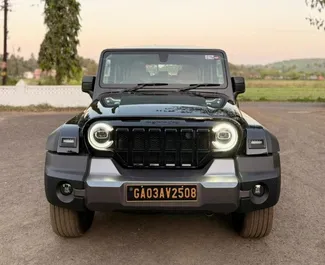 Vooraanzicht van een huurauto Mahindra Thar Roxx op de luchthaven van Goa, Goa ✓ Auto #16161. ✓ Transmissie Automatisch TM ✓ 0 beoordelingen.