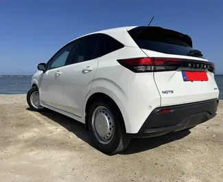Vooraanzicht van een huurauto Nissan Note in Larnaca, Cyprus ✓ Auto #16386. ✓ Transmissie Automatisch TM ✓ 0 beoordelingen.