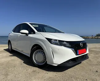 Interieur van Nissan Note te huur in Cyprus. Een geweldige auto met 5 zitplaatsen en een Automatisch transmissie.