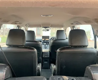 Toyota Innova Hycross 2025 beschikbaar voor verhuur op de luchthaven van Goa, met een kilometerlimiet van onbeperkt.