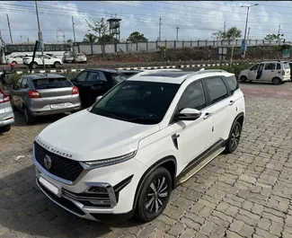 Vooraanzicht van een huurauto MG Hector op de luchthaven van Goa, Goa ✓ Auto #16182. ✓ Transmissie Automatisch TM ✓ 0 beoordelingen.