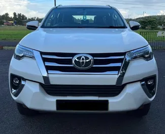 Vooraanzicht van een huurauto Toyota Fortuner op de luchthaven van Goa, Goa ✓ Auto #16178. ✓ Transmissie Automatisch TM ✓ 0 beoordelingen.