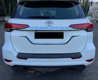 Verhuur Toyota Fortuner. Comfort, SUV Auto te huur in Goa ✓ Borg van Borg van 60 USD ✓ Verzekeringsmogelijkheden TPL.