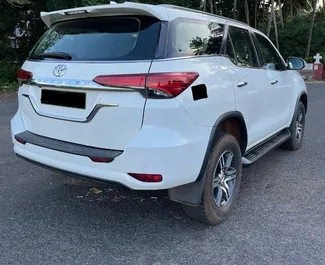 Diesel motor van 2,8L van Toyota Fortuner 2024 te huur op de luchthaven van Goa.