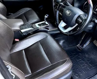 Toyota Fortuner 2024 beschikbaar voor verhuur op de luchthaven van Goa, met een kilometerlimiet van onbeperkt.