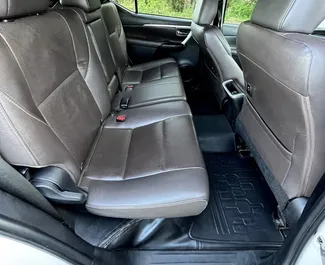 Interieur van Toyota Fortuner te huur in Goa. Een geweldige auto met 7 zitplaatsen en een Automatisch transmissie.